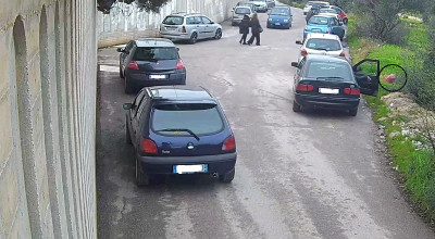 Abbandonavano rifiuti di fronte al cimitero. Multati dalla Polizia locale