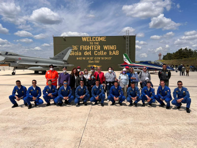 Frecce tricolori, gli ospiti del centro disabili accolgono i piloti