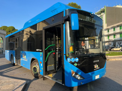 Lavoratori e studenti viaggiano “in green” con il nuovo bus a met...