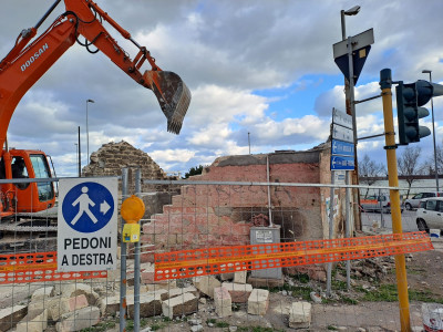 Una installazione in ferro al centro della rotatoria di Via Madonna dei martiri