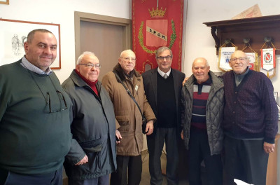 Una incudine al centro della rotatoria di Via Madonna dei Martiri