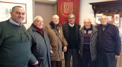 Una incudine al centro della rotatoria di Via Madonna dei Martiri