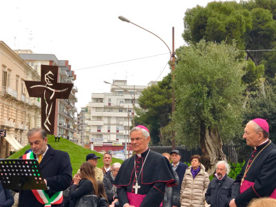 La Croce e l’ulivo: i simboli di don Tonino, il vescovo scomodo, nel cu...