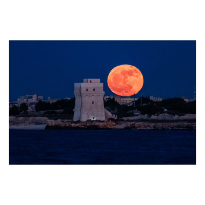 Flower moon, Torre Calderina, la foto di Molfetta che fa il giro del mondo gr...