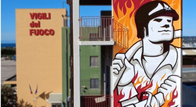 Un murales colora la caserma dei Vigili del fuoco a Molfetta. Le parole del S...