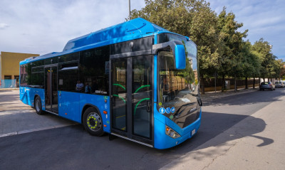 Un bus a metano in grado di contenere decine di persone. Nuovo mezzo per la Mtm