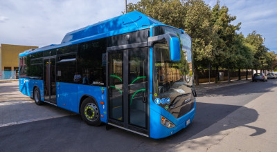 Un bus a metano in grado di contenere decine di persone. Nuovo mezzo per la Mtm