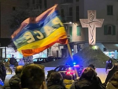 “Tacciano le armi, negoziato subito!” In piazza Prefettura, a Bar...